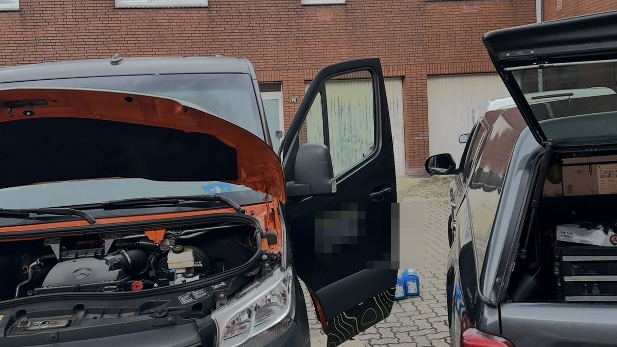 Einsatz auf einem Hof: Transporter mit offener Motorhaube neben dem Einsatzfahrzeug