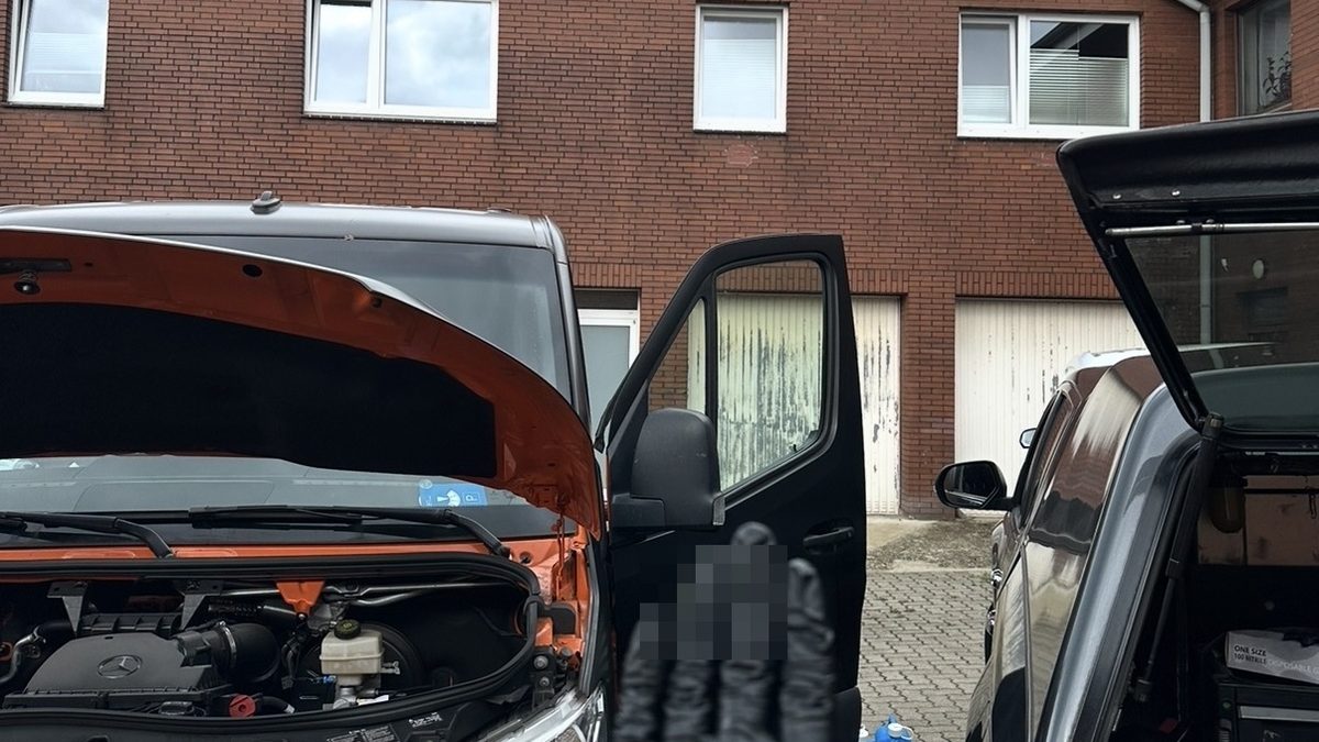 Transporter mit geöffneter Motorhaube auf einem Hof, daneben das Einsatzfahrzeug